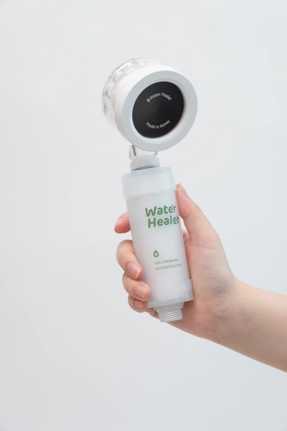 手に持ったヘッド型フィルターシャワー、散水面