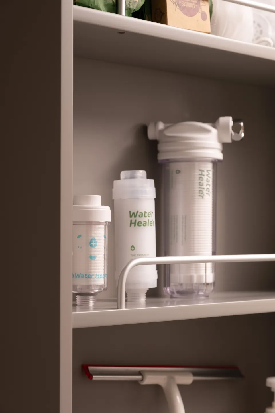ไลน์ฟิลเตอร์ฝักบัว Water Healer จัดวางในตู้ห้องน้ำ